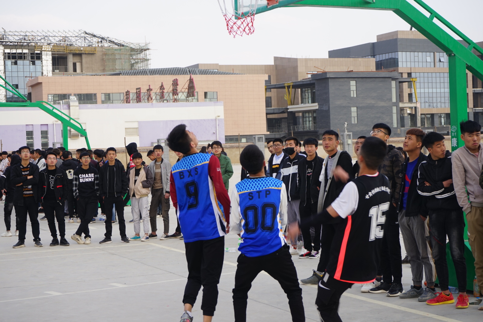 甘肃东方航空高铁学校学生篮球赛一幕