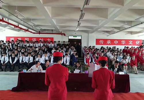 甘肃东方航空高铁学校学生朗诵活动一幕